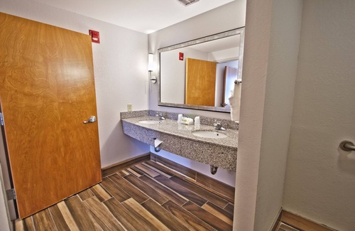 Manahawkin Hotel | Holiday Inn Manahawkin/Long Beach Island by IHG