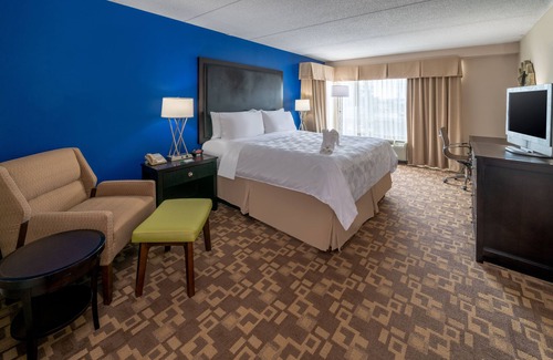 Lakeview Hotel | Holiday Inn Manassas - Battlefield by IHG