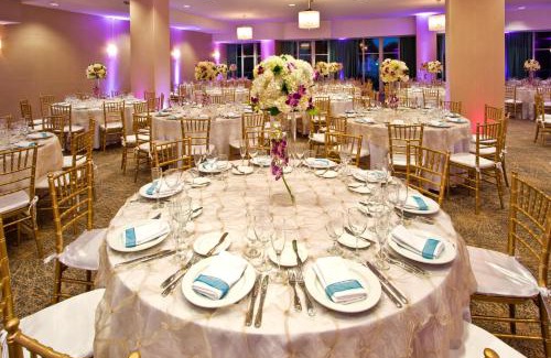 Mid Beach Hotel | Holiday Inn Miami Beach-Oceanfront by IHG