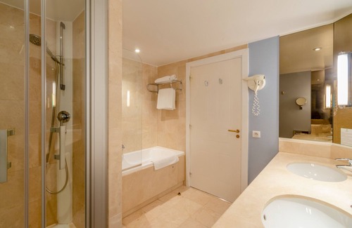 Saint-Laurent-du-Var Hotel | Holiday Inn Nice-Port St Laurent by IHG