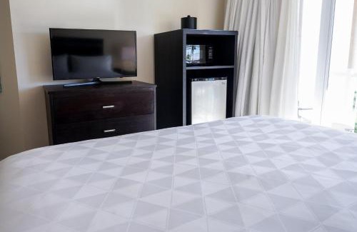 Crystal Harbour Resort | Holiday Inn Resort Grand Cayman by IHG