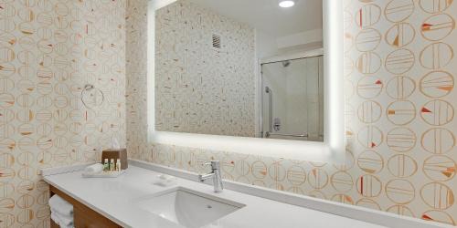 Roanoke Hotel | Holiday Inn Roanoke Airport - Conference CTR by IHG