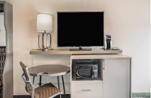 Roanoke Hotel | Holiday Inn Roanoke Airport - Conference CTR by IHG