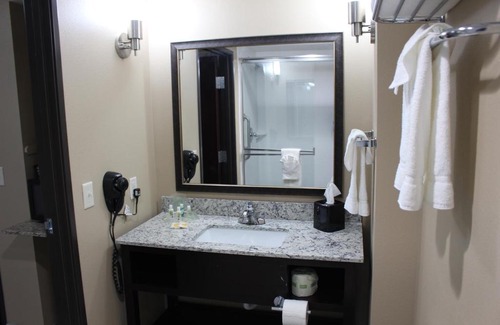 Salina Hotel | Holiday Inn Salina by IHG