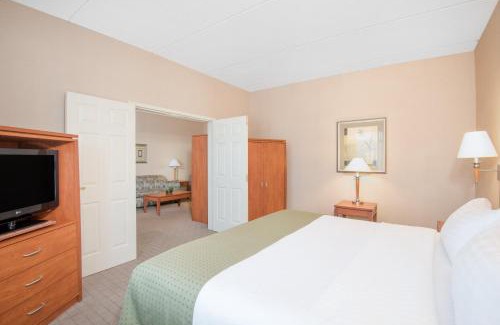 Palm Valley Hotel | Holiday Inn & Suites Goodyear - West Phoenix Area by IHG