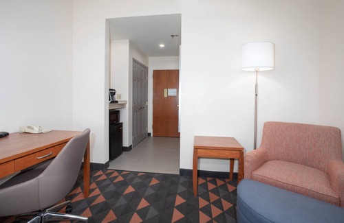 Goodyear Hotel | Holiday Inn & Suites Goodyear - West Phoenix Area by IHG
