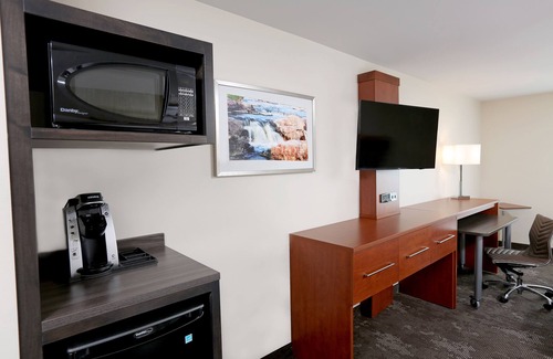 Sioux Falls Hotel | Holiday Inn & Suites Sioux Falls - Airport by IHG
