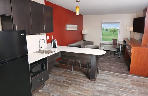 Sioux Falls Hotel | Holiday Inn & Suites Sioux Falls - Airport by IHG