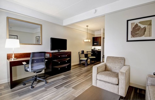 Windsor Hotel | Holiday Inn & Suites Windsor Ambassador Bridge by IHG