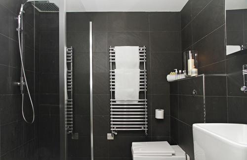 Hammersmith Broadway Apartment | Holiday Lets London - I2