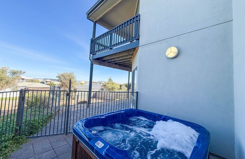 Middleton House | Holiday on Hero, Dog Friendly, outdoor SPA, 3 mins walk to the beach, fast Wifi