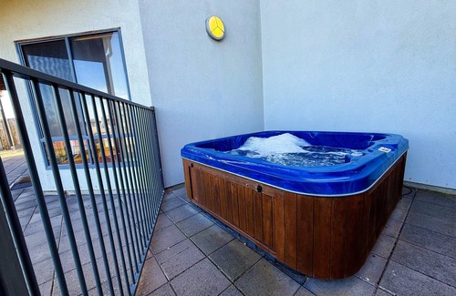 Middleton House | Holiday on Hero, Dog Friendly, outdoor SPA, 3 mins walk to the beach, fast Wifi