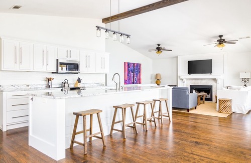 Dadeville House | Holiday Shores Retreat - Waterfront Home on Lake Martin, minutes from Auburn