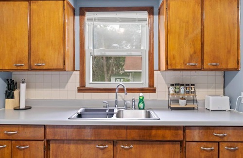 West St. Paul House | Holiday Special - Cozy farmhouse in the heart of West St. Paul.