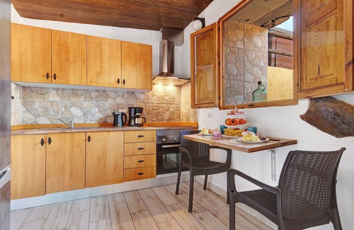 Santa Maria de Guia de Gran Canaria Villa | Holiday Studio 'Maya' with Sea View, Private Terrace and Wi-Fi