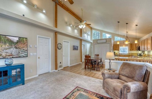 Garden Valley House | Holiday Tree House - with community pool & golf!