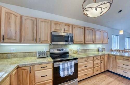 Garden Valley House | Holiday Tree House - with community pool & golf!