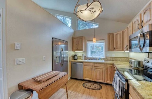 Garden Valley House | Holiday Tree House - with community pool & golf!