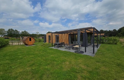 Kotten House | Holiday Villa Amalia 4 Deluxe is a 4-person holiday villa and features a private sauna. The home has two bedrooms and is situated on a generous and beautifully located plot surrounded by nature.
