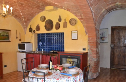 Pomarance Apartment | Holiday, where Tuscany is still authentic. 16th c. Villa, Infinity Pool: Ginepro