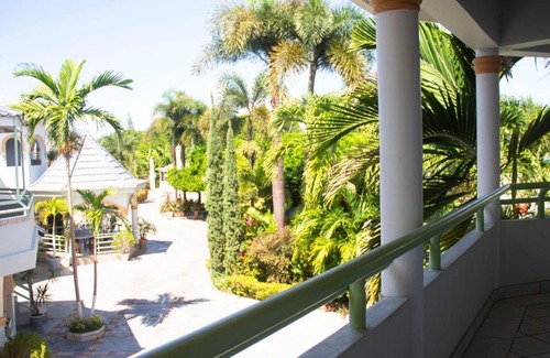 Runaway Bay Bed & Breakfast | Holidays At Holiday Heaven