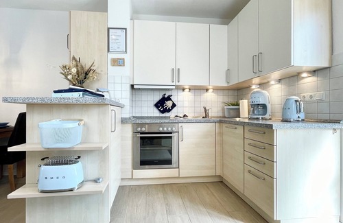 Alt Reddevitz Apartment | Holla die Boddenfee @Höfthus 68sqm own entrance thatched roof terrace sea view