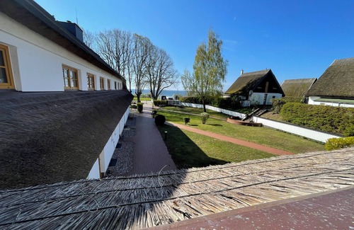 Alt Reddevitz Apartment | Holla die Boddenfee @Höfthus 68sqm own entrance thatched roof terrace sea view