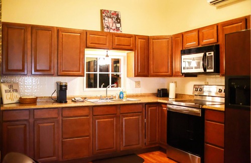 Williamstown Cottage | Holland Country Cottage is located in the Golden Triangle!