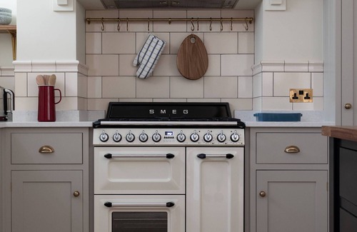 Holland Park Apartment | Holland Park Mews IV by onefinestay