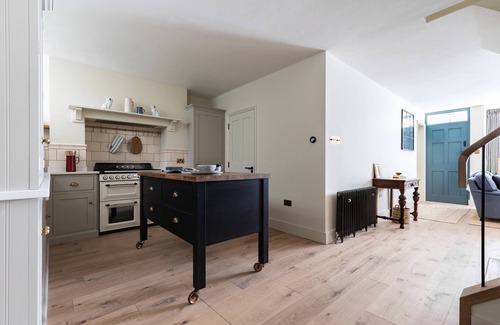 Holland Park Apartment | Holland Park Mews IV by onefinestay