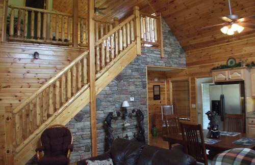 Pigeon Forge Cabin | Holley Beary Inn: Quiet, luxury cabin. Minutes from the heart of Pigeon Forge