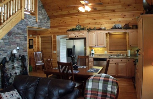 Pigeon Forge Cabin | Holley Beary Inn: Quiet, luxury cabin. Minutes from the heart of Pigeon Forge