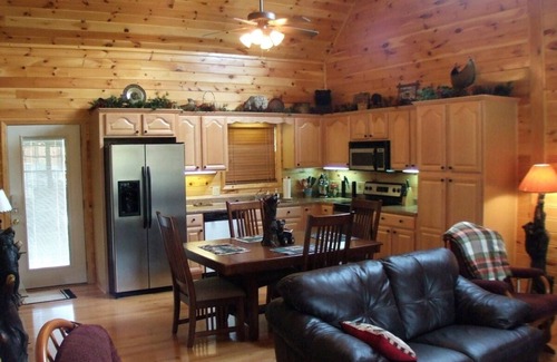 Pigeon Forge Cabin | Holley Beary Inn: Quiet, luxury cabin. Minutes from the heart of Pigeon Forge