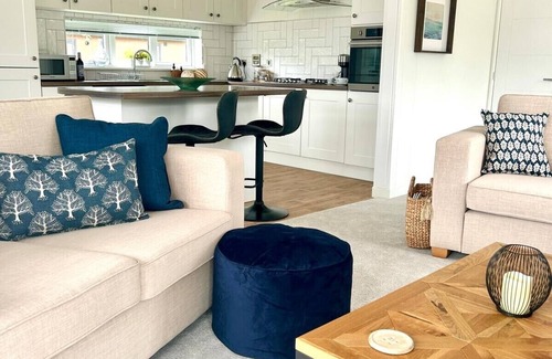 Ryther Apartment | Hollicarrs - Oak Tree Lodge - Lodge with Hot Tub