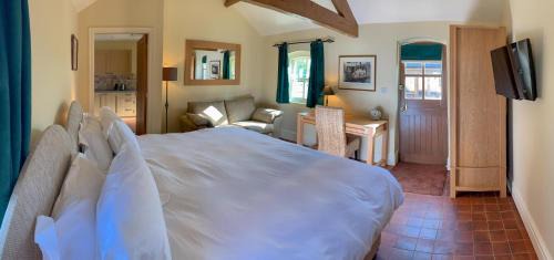 Marchwiel Bed & Breakfast | Hollies Farm B&B