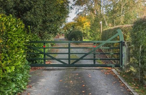 Marchwiel Bed & Breakfast | Hollies Farm B&B