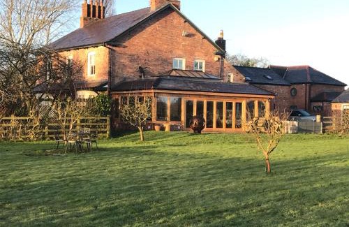 Marchwiel Bed & Breakfast | Hollies Farm B&B