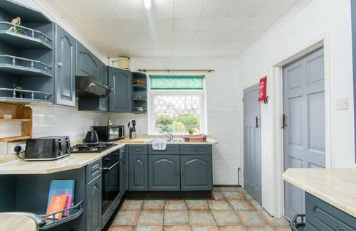 Nottingham Apartment | Hollington House with Games room, Parking and Gardens