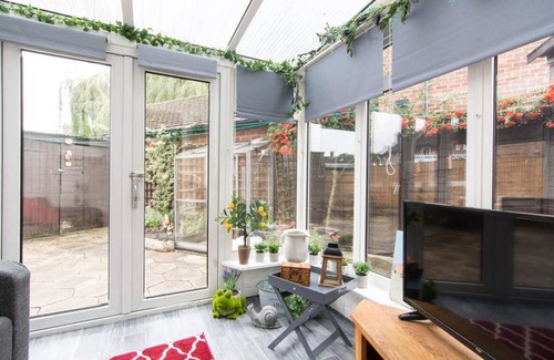 Nottingham Apartment | Hollington House with Games room, Parking and Gardens