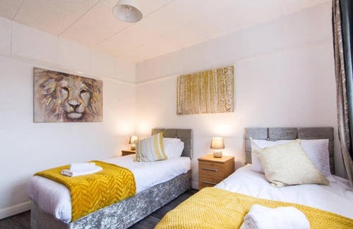 Nottingham Apartment | Hollington House with Games room, Parking and Gardens