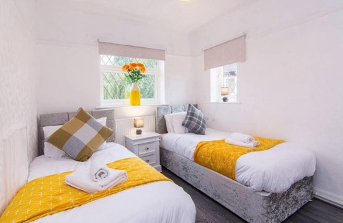 Nottingham Apartment | Hollington House with Games room, Parking and Gardens