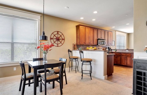 Jonestown Condo | Hollows Resort Villa with Panoramic Lake & Hill Country Views, 4 pools & Beach Club!
