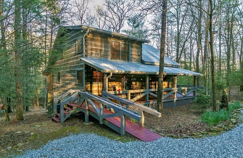 Dial Cabin | Holly Branch Hideaway - Cozy log home close to everything in the N GA Mountians