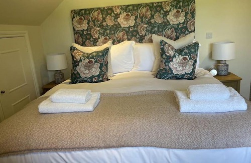 Bentley House | Holly Cottage, 2, Northbrook Park, Farnham-up to 6 adults