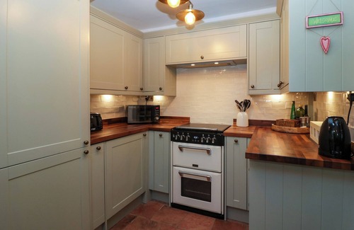 Malvern Cottage | HOLLY COTTAGE, pet friendly, with open fire in Great Malvern