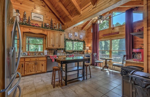 Blairsville Cabin | 🌲HOLLY JOLLY CHRISTMAS CABIN, 9 KINGS! 6700 SF, 9 BDR, 8 BATHS!🌲