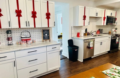 Hamilton House | "Holly Jolly Historic Home”–Where Its Always XMAS!