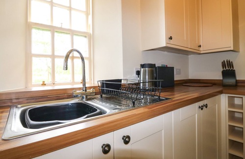 Aberdeen Cottage | HOLLY LEAF COTTAGE - DRUM CASTLE ESTATE, pet friendly in Peterculter