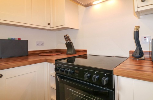 Aberdeen Cottage | HOLLY LEAF COTTAGE - DRUM CASTLE ESTATE, pet friendly in Peterculter