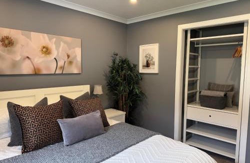 Oban Apartment | Holly Lodge - 2 x Kingsize bedrooms with private entrance and free parking-new shower room